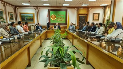رئيس جامعة المنيا يوجه بضرورة توسيع قاعدة الأنشطة الطلابية