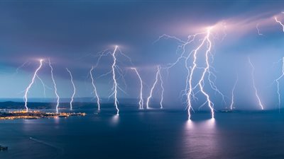 دراسة| أسراب الحشرات تولد الكهرباء في الهواء مثل السحب الرعدية