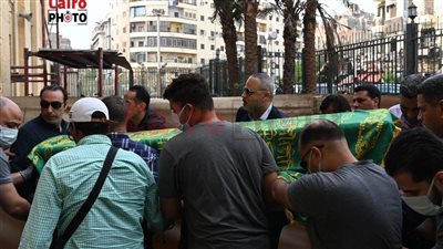 تسيطر عليه مشاعر الحزن والحسرة.. تامر عبد المنعم يحمل نعش فريد الديب | صور