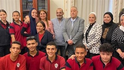 بعد حصوله على البكالوريوس بعمر الـ48.. تكريم أيمن بهجت قمر من مدرسته رفقة معلميه | صور