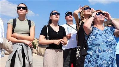 إقبال من السائحين على مشاهدة الكسوف الجزئي للشمس بمعابد الكرنك