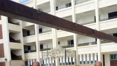 كسروا الباب عليهم.. ولية أمر طالبة تستعين ببعض الأشخاص للاعتداء على مدرسين داخل مدرسة بمطروح