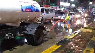 استمرار انتشار معدات الصرف بالقليوبية لرفع تجمعات الأمطار | صور