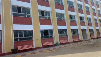 أصابوهم بكسور.. ولية أمر طالبة وآخرين يعتدون بالضرب على المعلمين في مدرسة بمطروح | بث مباشر