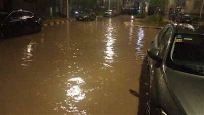 غرق بعض شوارع القاهرة الجديدة يجدد ذكريات 2018.. والمواطنون: الشوارع أصبحت بِرك مياه