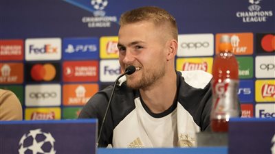 دي ليخت: برشلونة نادٍ عظيم مثل بايرن.. ولا أخشى الإصابة