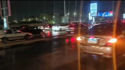 بسبب الأمطار الغزيرة.. تكدس السيارات وتوقف حركة المرور بطريقي السويس والنصر شرق القاهرة 