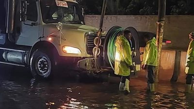 شركتا القاهرة والجيزة لمياه الشرب والصرف الصحي تواصلان رفع مياه الأمطار