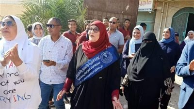 طوله 500 متر.. ممر شرفى تكريمًا لمديرة مدرسة التجارة بالغردقة بعد بلوغها سن المعاش | صور