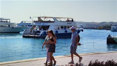 تزامنًا مع وصول 17 ألف سائح.. إقبال على الرحلات البحرية بالغردقة | صور وفيديو