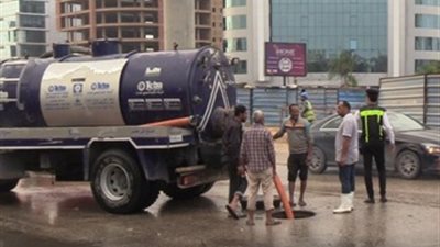 جهود مكثفة لرجال الشرطة لمساعدة المواطنين في مواجهة الأمطار والطقس السيئ | صور