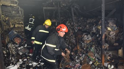 خسائر بالملايين.. انتهاء معاينة آثار حريق مخزن أدوات كهربائية بالإسكندرية