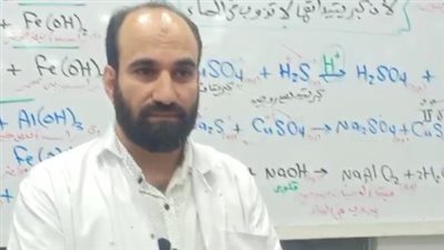 مدرس كيمياء يطبق التجارب العملية أثناء الشرح للتسهيل على الطلاب | بث مباشر 