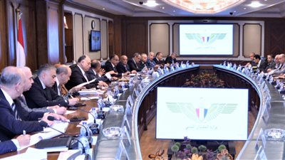 استعدادًا لـ قمة المناخ.. وزير الطيران يتابع خطط التأمين والسلامة بمطاري القاهرة وشرم الشيخ 