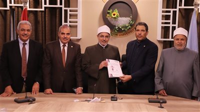 رئيس العمارة بهندسة الأزهر يهدي رئيس الجامعة نسخة من كتاب هندسة الأرقام في حرب أكتوبر