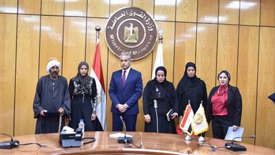 وزير القوى العاملة يُسَلِم تعويضات وثائق التأمين لأسر من العمالة غير المنتظمة بـ 4 محافظات
