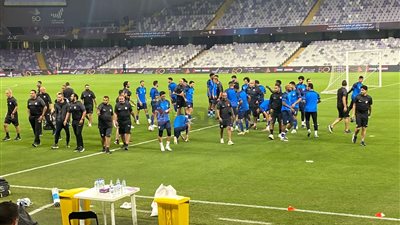 جلسة بين فيريرا وطبيب الزمالك على هامش المران الختامي للفريق قبل مباراة السوبر 