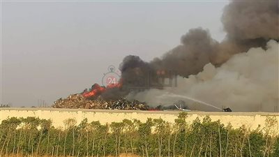 السيطرة على حريق بمخزن خردة في البحيرة دون وقوع إصابات | صور