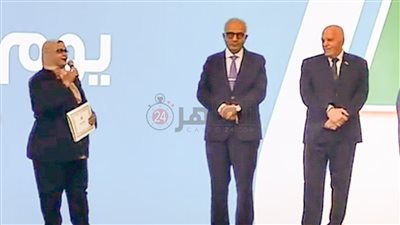 تساعد الطالبات لعبور الشارع.. وزير التعليم يكرم مديرة مدرسة الشيماء بالمطرية