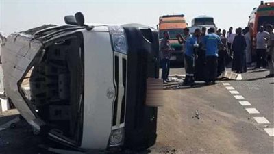 مصرع شخص وإصابة 9 آخرين في انقلاب ميكروباص بصحراوي البحيرة