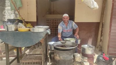 عم أحمد.. 30 عامًا يبيع الـ “طعمية” في سوهاج: راضي بالرزق اللي ربنا بيبعته | صور