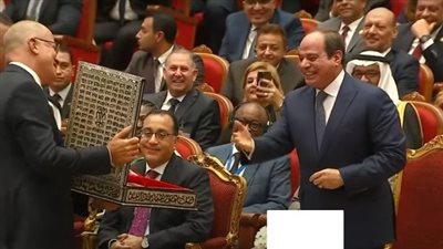 السيسي يقاطع المذيعة مداعبًا رجل الأعمال محمد السويدي: هات المصحف