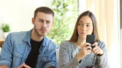 الإفتاء: تجسسَ أحد الزوجين على الآخر أو تتبّع عوراته حرام شرعًا | فتوى سابقة