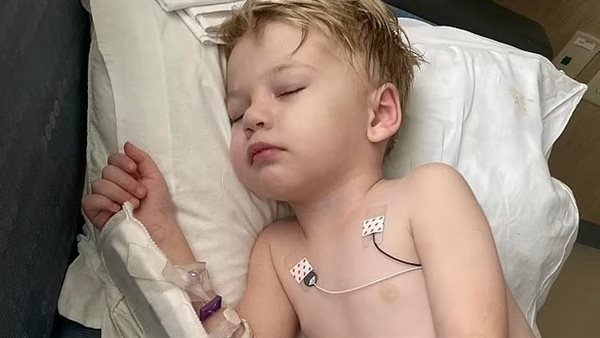 طفل مصاب بثلاثة فيروسات