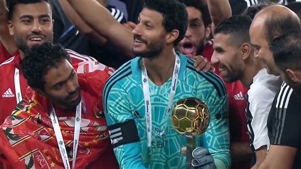 مؤمن زكريا يرفع كأس