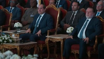 السيسي لأصحاب المصانع: إذا كنتم خايفين على البلد دي لازم تغنوا المصريين