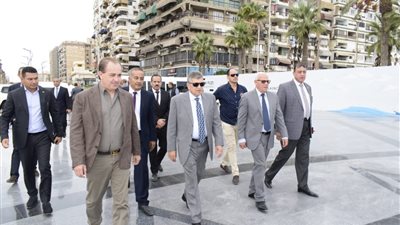 محافظ بورسعيد ورئيس هيئة قناة السويس والدكتور محمد كرار يتفقدون ساحة مصر بحي الشرق | صور