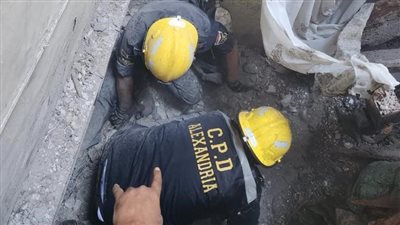 الحماية المدنية تنقذ مواطنا انهار سقف حجرة عليه بالإسكندرية | صور 