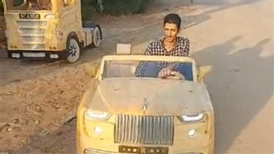 بسرعة 30 كم في الساعة.. نجار موبيليا يبتكر سيارتين ملاكي ونقل ثقيل من الأخشاب|صور 