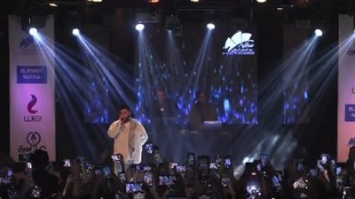 على طريقة ويجز ومالك.. أحمد كامل وعلي لوكا يظهران على المسرح بالشال الفلسطيني