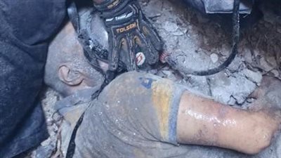 لحظة إنقاذ مواطن انهار عليه سقف حجرة بالإسكندرية | فيديو 