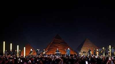 الهضبة والجسمي يشعلان ختام فعالية مصر والإمارات.. قلب واحد