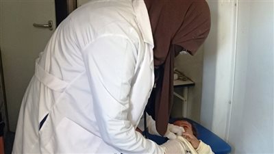 محافظ أسوان يتابع تنظيم قافلتين طبيتين للكشف المجاني على المواطنين ضمن حياة كريمة