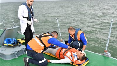 مركز البحث والإنقاذ للقوات المسلحة ينفذ محاكاة إنقاذ مركب هجرة غير شرعية 