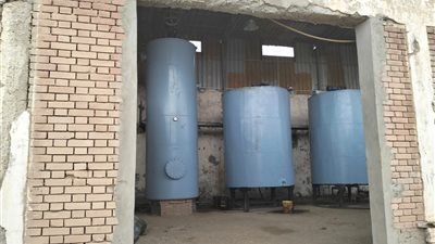 12 ألف لتر.. حماية المستهلك: ضبط مصنع لإعادة تدوير زيوت محركات السيارات بالدقهلية | صور