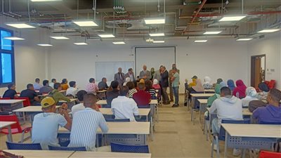 رئيس جامعة بنها يتفقد الدراسة بالجامعة الأهلية ويلتقي بالطلاب داخل قاعات المحاضرات