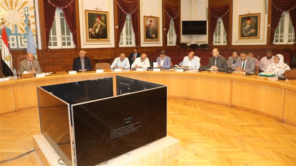 محافظ القاهرة خلال