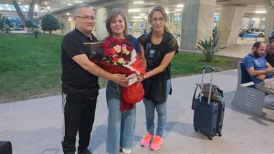 تكريم سحر الهواري في البطولة الدولية للكرة النسائية بالجزائر