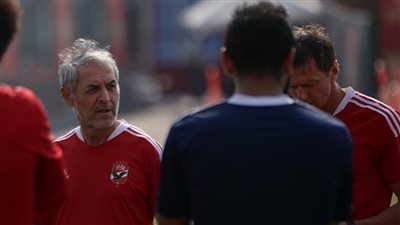 الأهلي يؤدي مرانه على ملعب التتش استعدادًا لمباراة الداخلية في الدوري