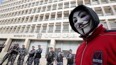 سطو جديد.. مواطن يقتحم بنكًا في لبنان ويطالب باسترداد أمواله