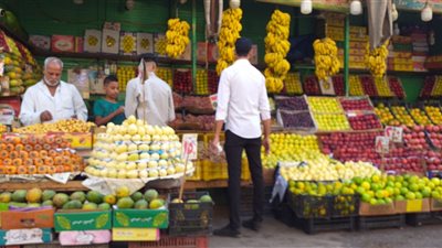 الطماطم بـ6 جنيهات والعنب بـ4.. استقرار أسعار الفواكه والخضروات في أسواق سوهاج اليوم | صور 