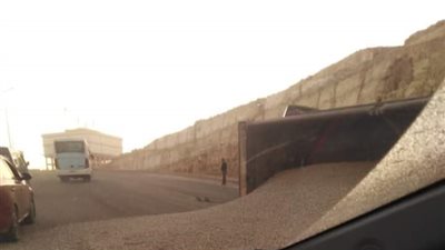 انقلاب سيارة نقل محملة بمواد بناء بطريق المقطم