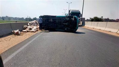 انقلاب سيارة محملة بمواد غذائية أعلى كوبري جرجا العلوي بسوهاج | صور