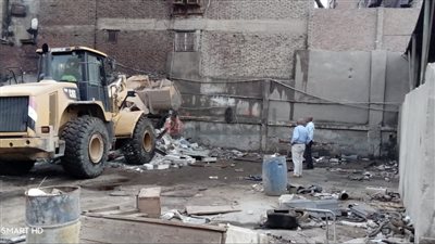 السيطرة على حريق داخل إحدى الشركات بالمطرية | صور