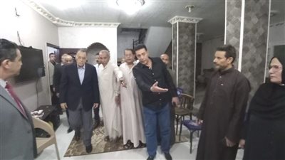 محافظ الشرقية يقدم واجب العزاء لأسرة مدرس توفى في طابور الصباح | صور 