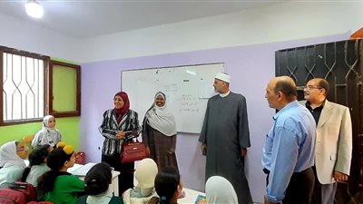 رئيسة الإدارة المركزية لمنطقة الجيزة الأزهرية تشدد على الالتزام بتطبيق الإجراءات الاحترازية ومتابعة نواقص الكتب الدراسية